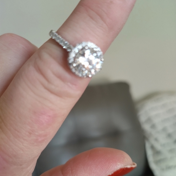 Round moissanite engagement ring - Picture 4 of 5